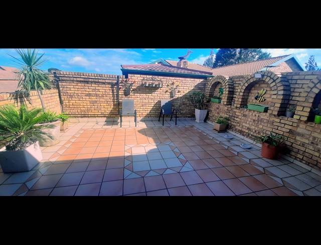 6 BEDROOM GATED ESTATE FOR SALE IN KEMPTON PARK EXT 4